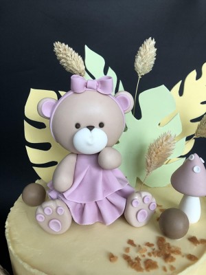 Cake with a teddy bear for a girl
