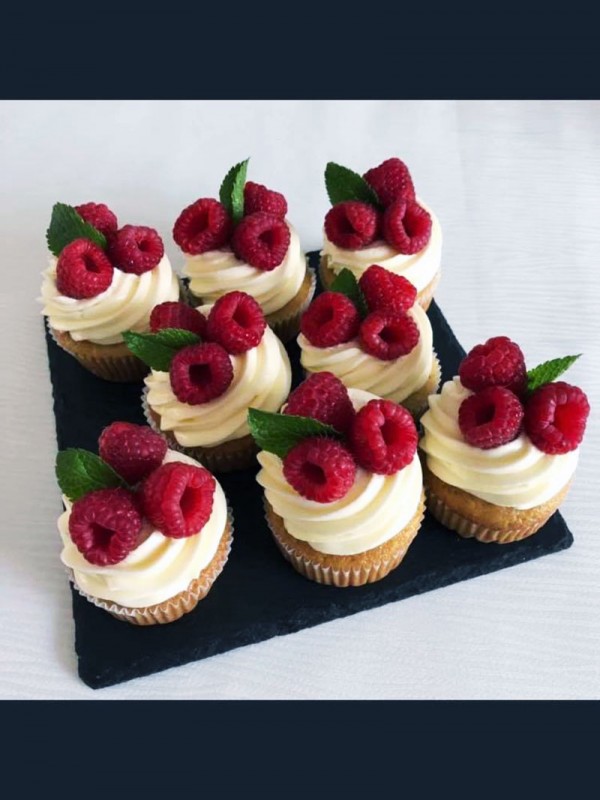 Vanilje cupcakes med flødeostcreme, pyntet med friske bær