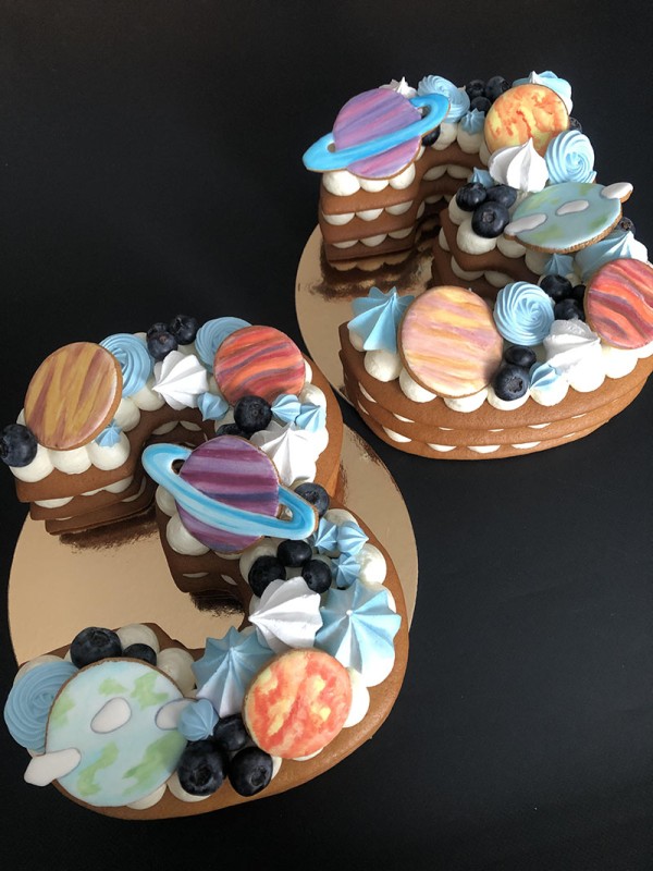 Number cake #33 with planets